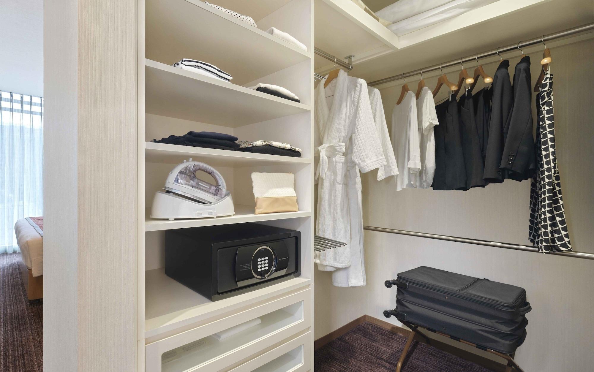 Hotel Oakwood Premier Tokio Exterior foto A safe in a hotel room