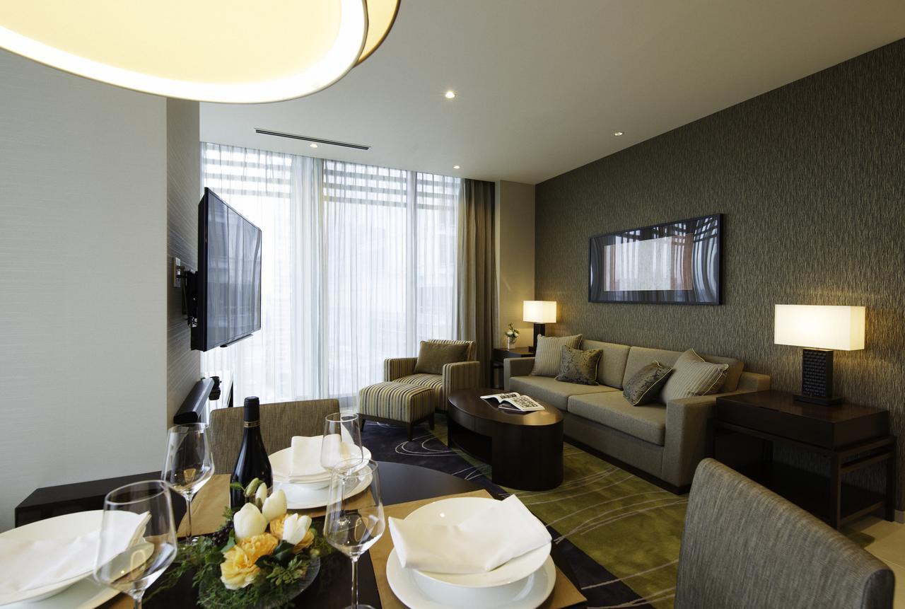 Hotel Oakwood Premier Tokio Exterior foto A living room in a suite at the hotel