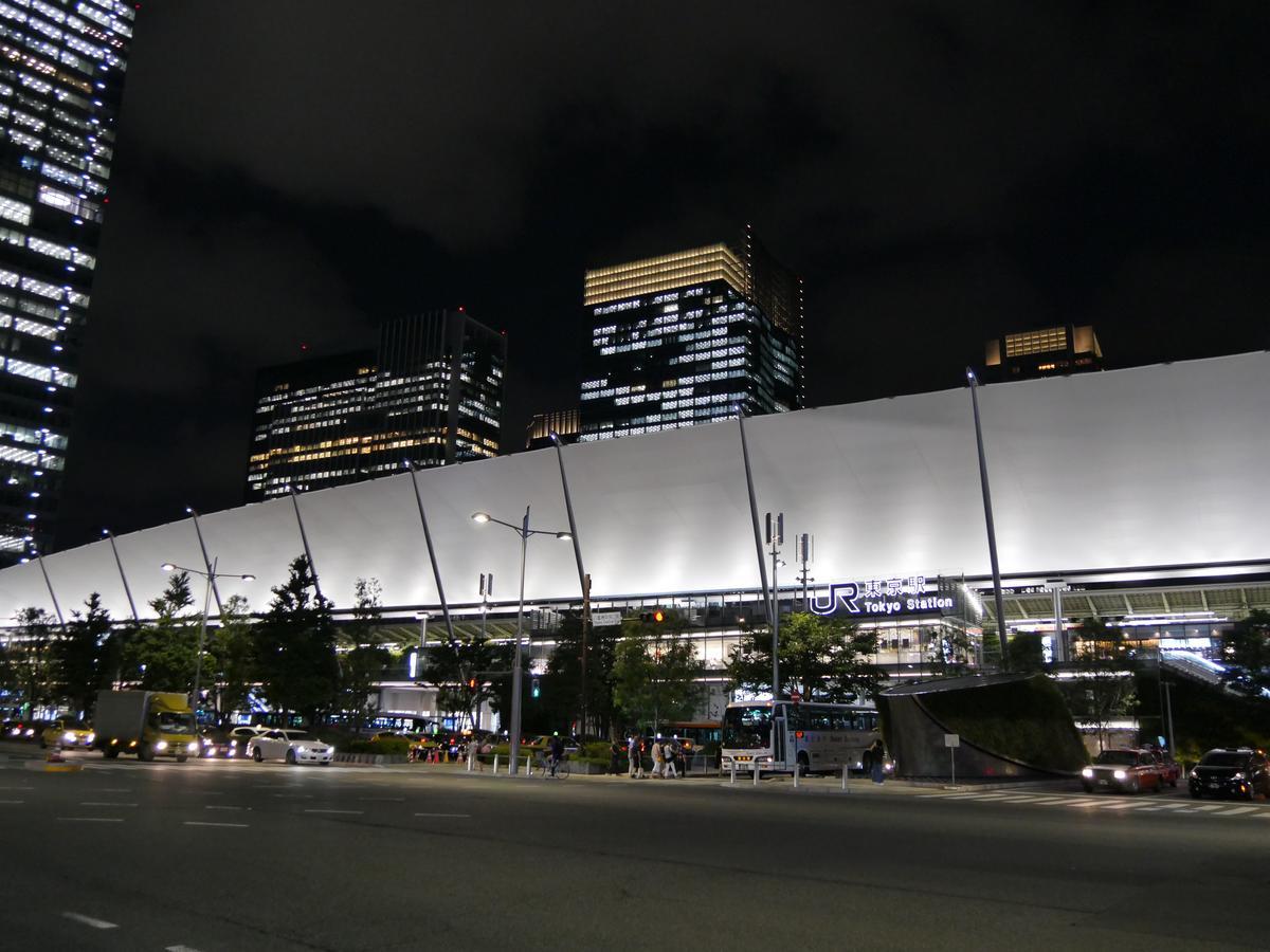 Hotel Oakwood Premier Tokio Exterior foto The station at night